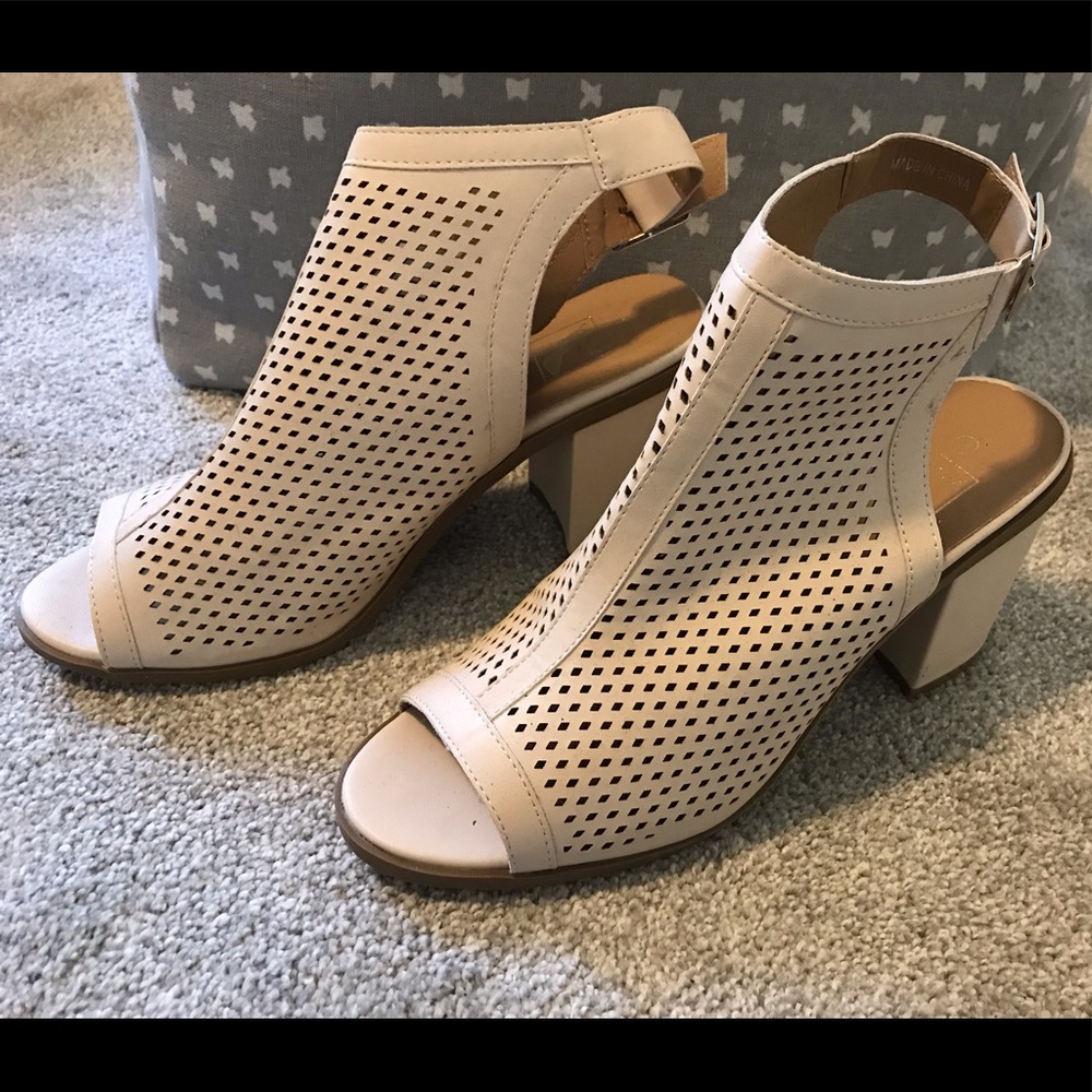 Peep toe buckle strap heeled sandal